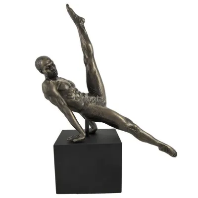 Estatua de hombre de atleta de gimnasia de bronce de tamaño natural