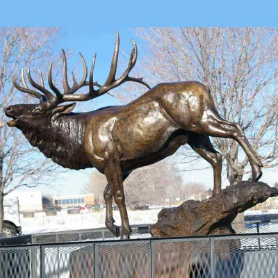 Statua in bronzo di alce a grandezza naturale Scultura di cervo in rame