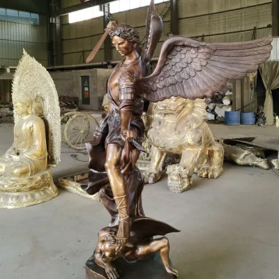 Estatua grande de bronce de San Miguel Ángel