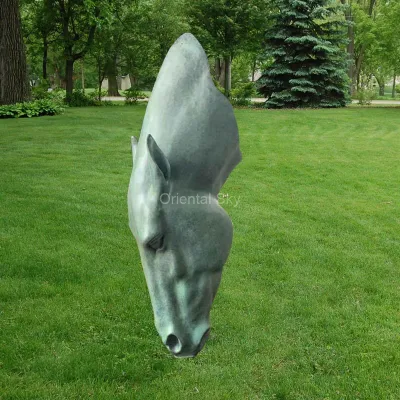 Gran escultura de cabeza de caballo de bronce al aire libre