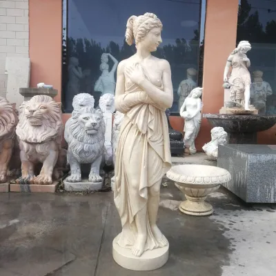 Statua a grandezza naturale di figura di donna in marmo beige Egitto