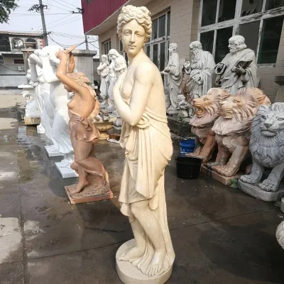 Statua a grandezza naturale di figura di donna in marmo beige Egitto