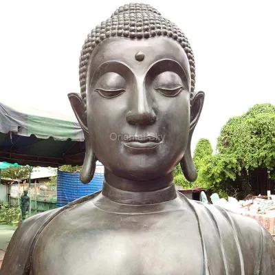 Gran estatua de Buda de bronce japonesa