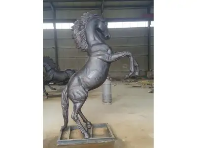 Lebensgroße Bronze springende Pferdestatue