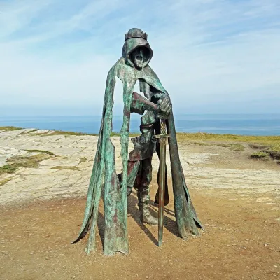 В натуральную величину бронзовый король Артур с скульптурой рисунка конспекта статуи меча