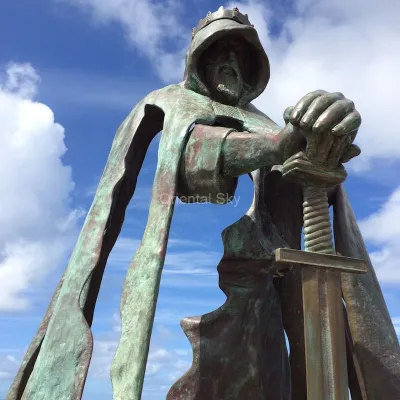 Sculpture abstraite du roi Arthur en bronze grandeur nature avec statue d'épée