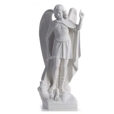 Большой белый мраморный камень Святой Михаил Ангел со статуей меча