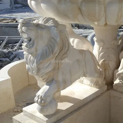 Fontaine extérieure en pierre de marbre beige avec statues de lion