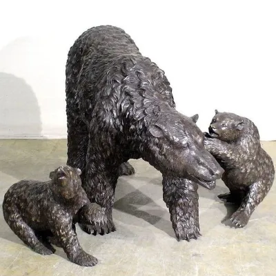 Estatua de bronce de tamaño natural de la madre y el oso joven