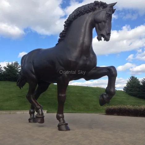 На открытом воздухе большая скульптура жеребца металла статуи бронзы лошади