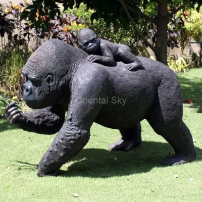 Escultura animal del metal del metal de la estatua del jardín de la madre y del hijo del gorila de bronce de tamaño natural