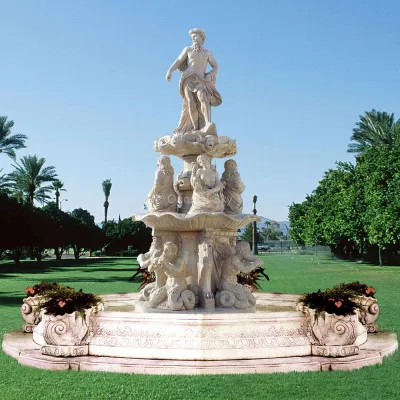 Grande fontana italiana in pietra di marmo con statue di uomo e donna