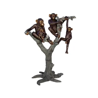 Família de chimpanzés de bronze em escultura no jardim de árvores