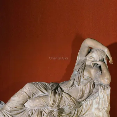 Scultura femminile in pietra della statua della donna addormentata in marmo dell'antica Europa