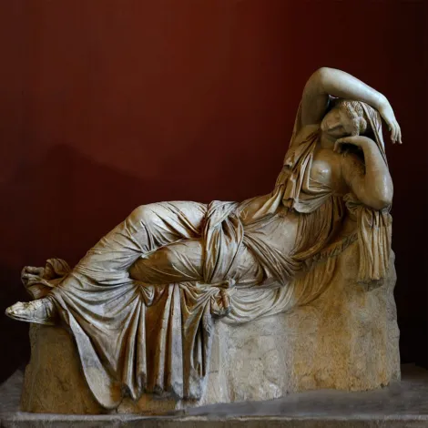 Statue de femme endormie en marbre de l'Europe antique Sculpture féminine en pierre