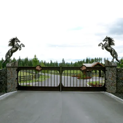 Бронзовая скульптура прыгающей лошади для украшения ворот на открытом воздухе