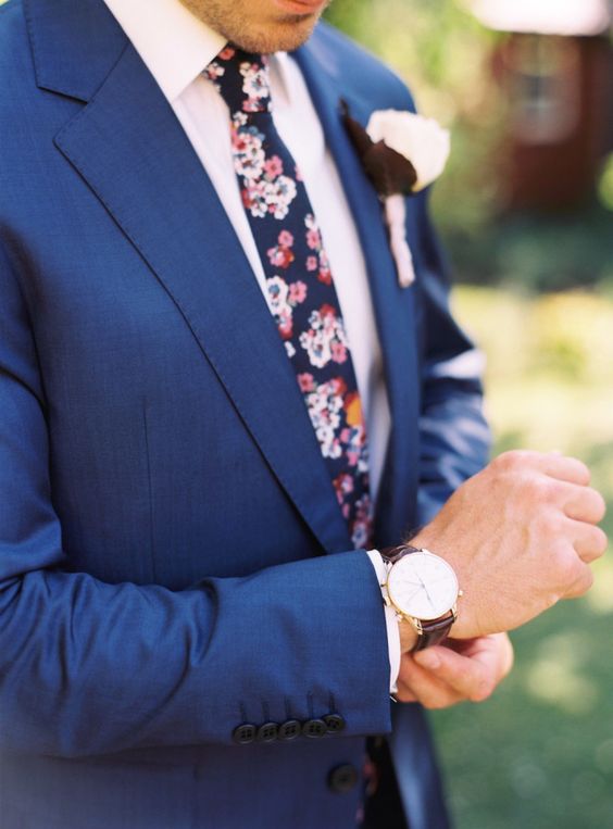 What kind of tie does the bridegroom wear in summer-[Handsome tie]