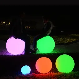 Wiederaufladbare 16 farbwechselnde große LED-Weihnachtskugeln im Freien