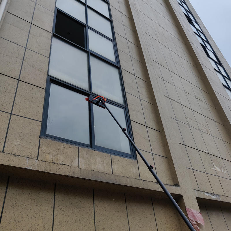 Cleaning high rise glass safely