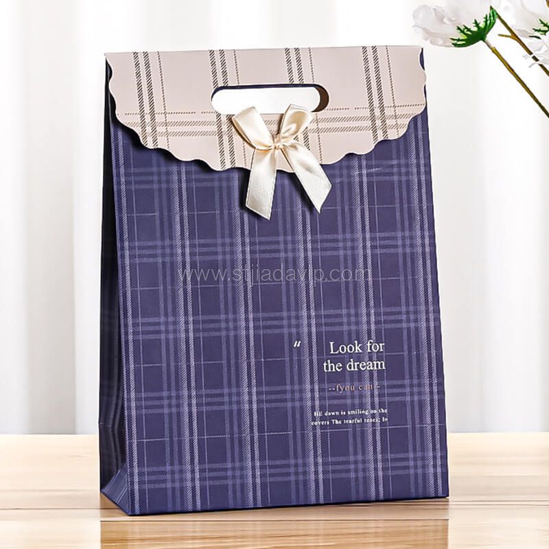 In-stock Wholesale New Eco-friendly Cartoon Cute Fancy Festival Color Printing Packing Gift Paper Bag 4