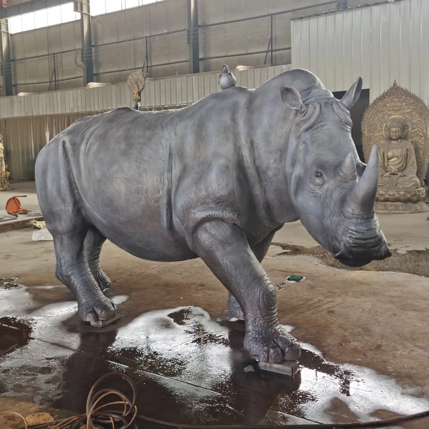 Lebensgroße Bronze-Nashorn-Statue für den Außenbereich, große Metall-Tier-Garten-Skulptur