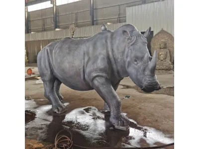 Gran estatua de rinoceronte de bronce al aire libre - un regalo para los seres humanos y la naturaleza