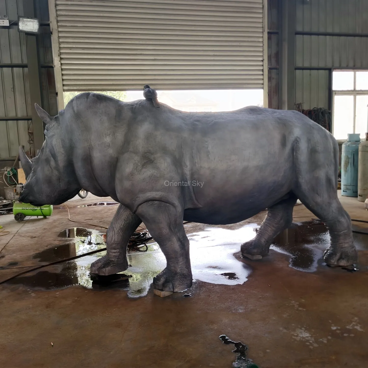 Grande estátua de rinoceronte de bronze ao ar livre O presente para o ser humano e a natureza