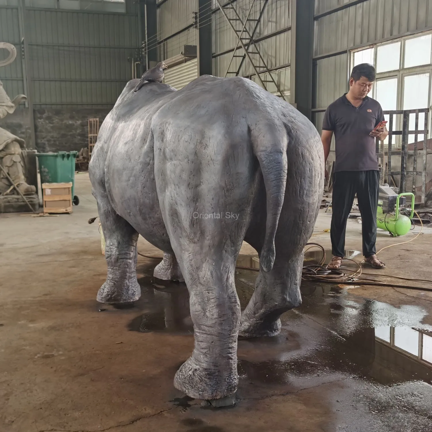 Grande statue extérieure de rhinocéros en bronze – un cadeau pour l’humanité et la nature