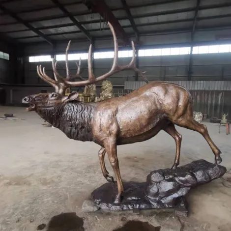 Statua in bronzo di alce a grandezza naturale Scultura di cervo in rame