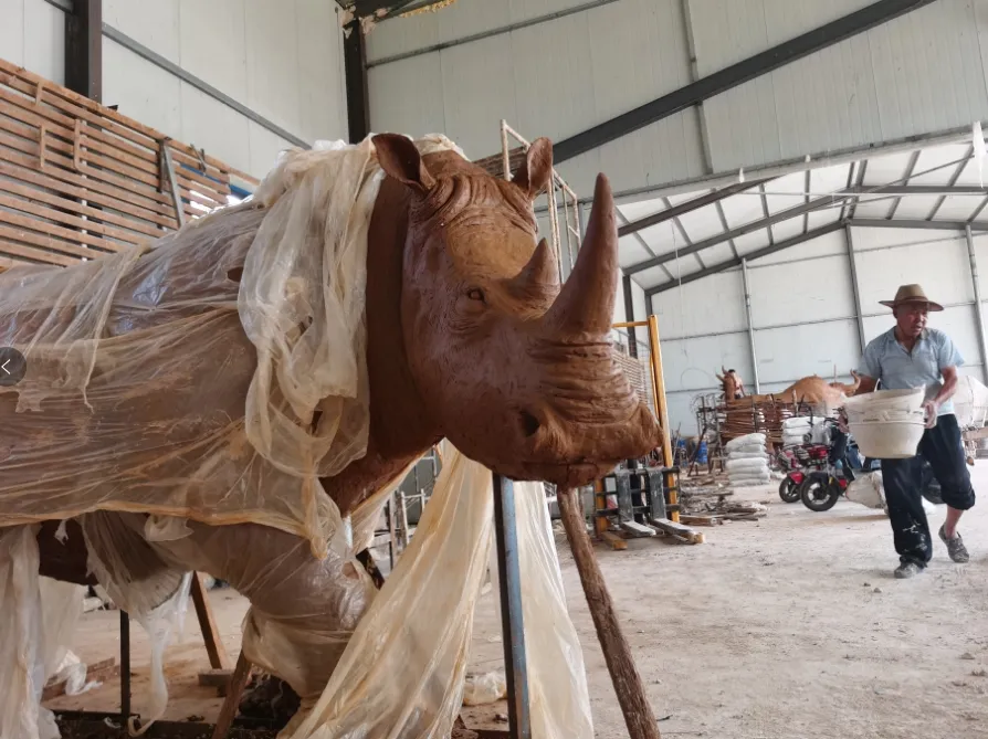 Большая наружная бронзовая статуя носорога - подарок человечеству и природе