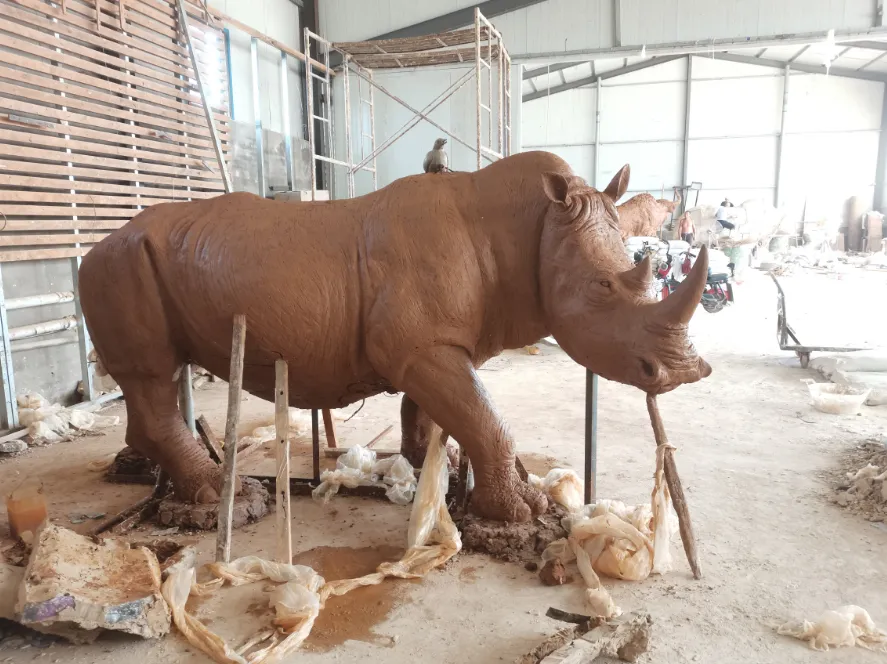 Grande estátua de rinoceronte de bronze ao ar livre O presente para o ser humano e a natureza