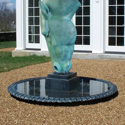 Открытый бронзовый фонтан со статуей головы лошади