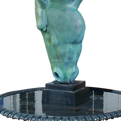 Открытый бронзовый фонтан со статуей головы лошади