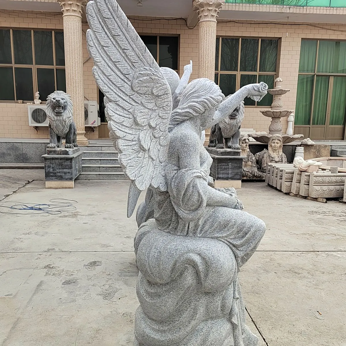 Статуя ангела из гранитного камня в натуральную величину для украшения кладбища
