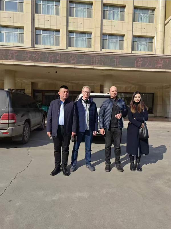 Foreign customers visit the Kaiyue factory. Foreign customers visit the Kaiyue factory.