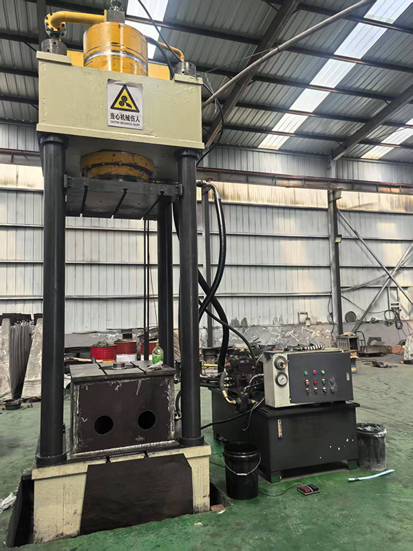 Gaojing dumbbell production hydraulic press installation completed Gaojing dumbbell production hydraulic press installation completed