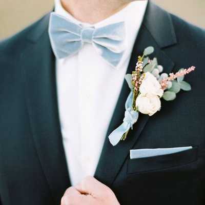 Bridegroom's bow tie matching dark dress I-[Handsome tie]