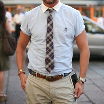 Can I wear a tie on a short sleeved shirt? - [Handsome tie]