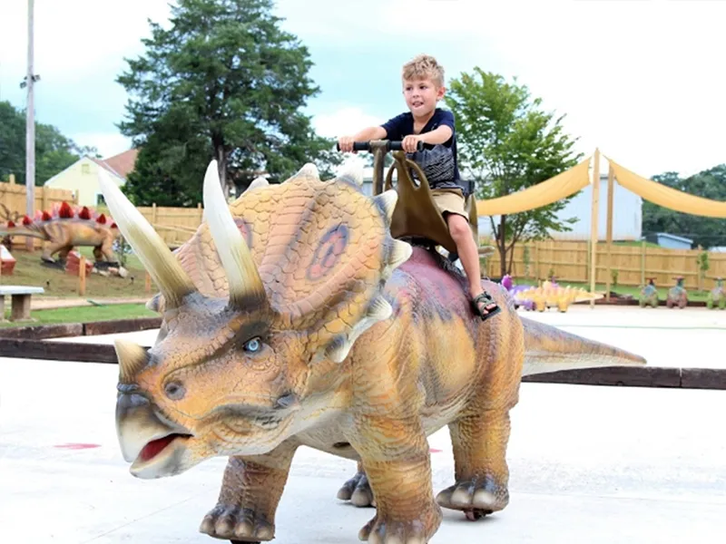 Parque de diversiones con paseos en dinosaurios animatrónicos de EE. UU. Parque de diversiones con paseos en dinosaurios animatrónicos de EE. UU.