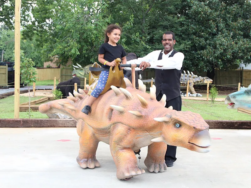 Parque de diversiones con paseos en dinosaurios animatrónicos de EE. UU. Parque de diversiones con paseos en dinosaurios animatrónicos de EE. UU.