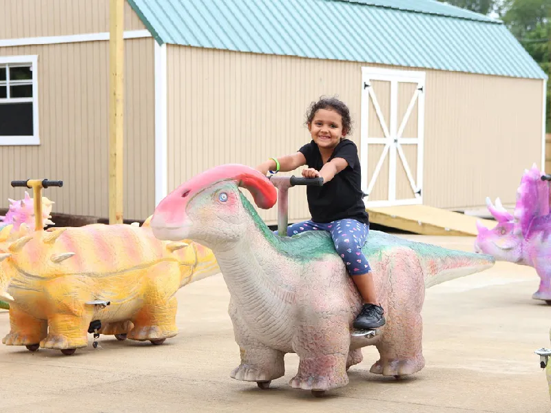 Parque de diversiones con paseos en dinosaurios animatrónicos de EE. UU. Parque de diversiones con paseos en dinosaurios animatrónicos de EE. UU.