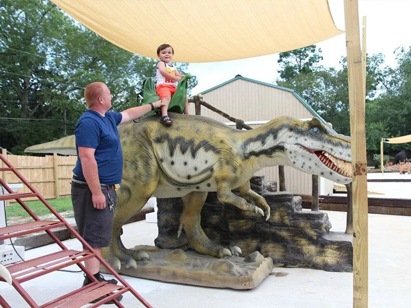 Parque de diversiones con paseos en dinosaurios animatrónicos de EE. UU. Parque de diversiones con paseos en dinosaurios animatrónicos de EE. UU.