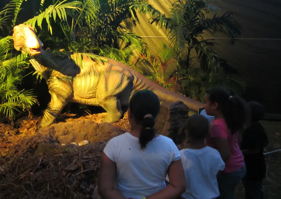 Modelo de dinosaurio rajasaurus animatrónico realista. Modelo de dinosaurio rajasaurus animatrónico realista.