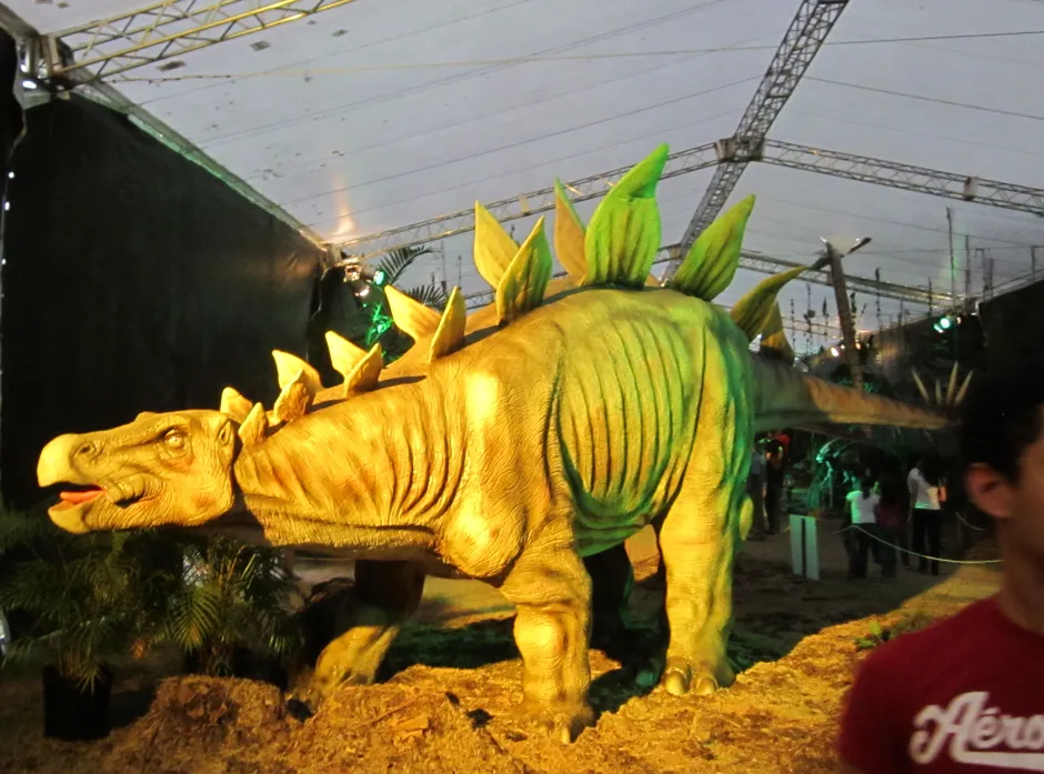 Modelo de dinosaurio rajasaurus animatrónico realista. Modelo de dinosaurio rajasaurus animatrónico realista.