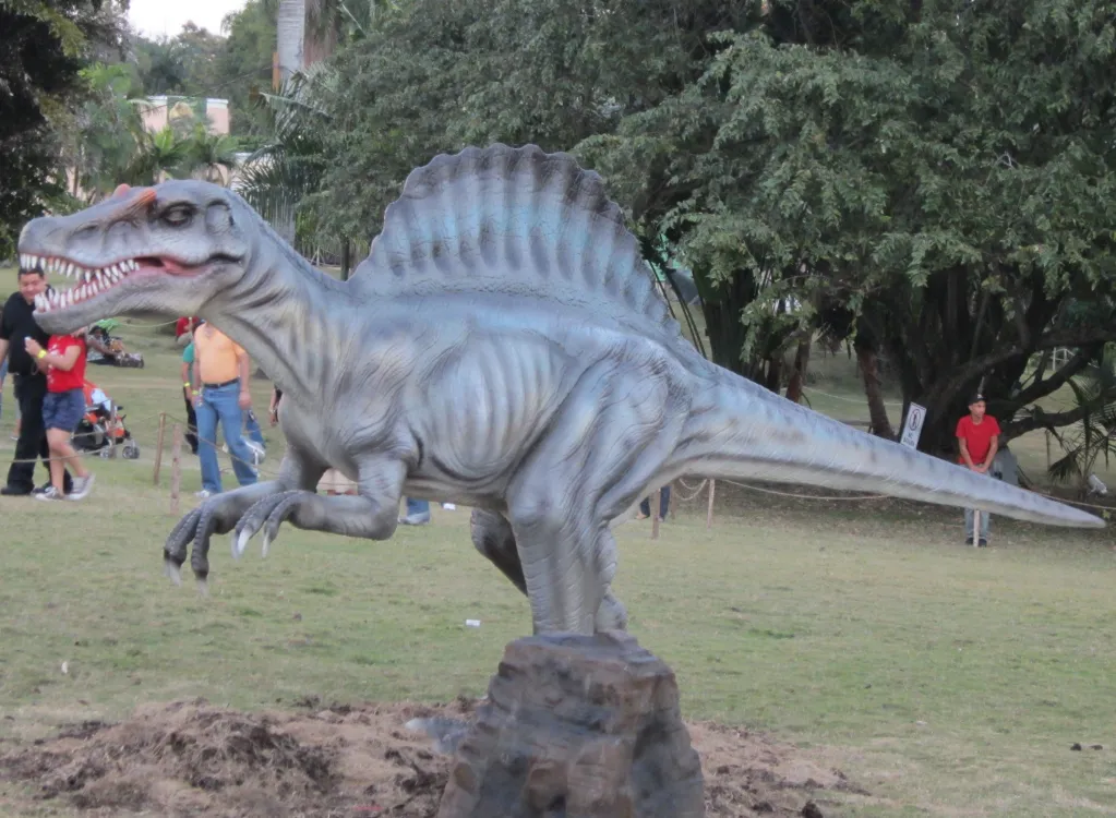 Modelo de dinosaurio rajasaurus animatrónico realista. Modelo de dinosaurio rajasaurus animatrónico realista.