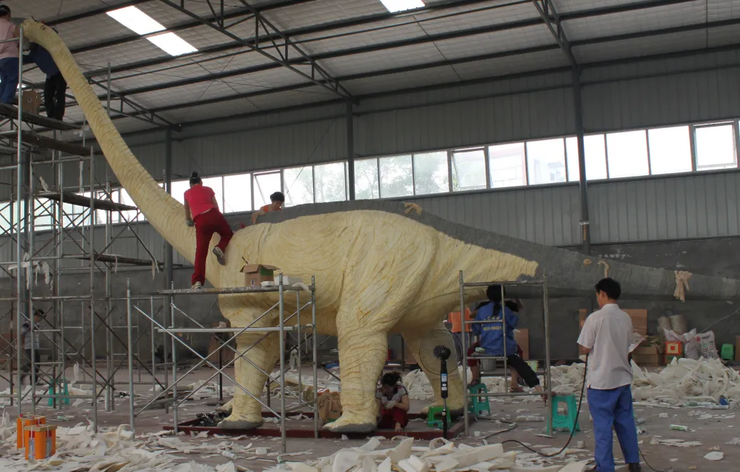 Modelo de dinosaurio rajasaurus animatrónico realista. Modelo de dinosaurio rajasaurus animatrónico realista.
