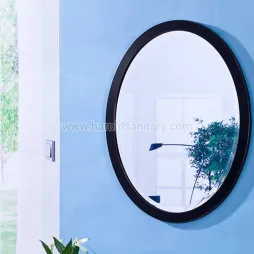 Espelho redondo montado na parede com moldura de metal