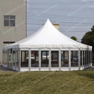 Grande tenda hexagonal de pico alto com paredes de vidro