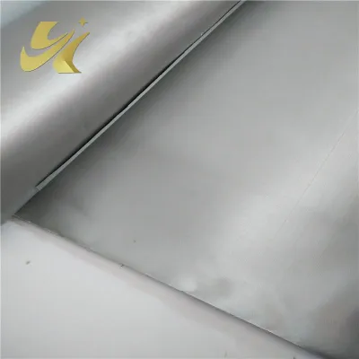 Treillis métallique tissé en acier inoxydable. Dimensions: 10cm x 25 cm.