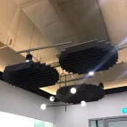Deflector de techo acústico en el espacio de trabajo